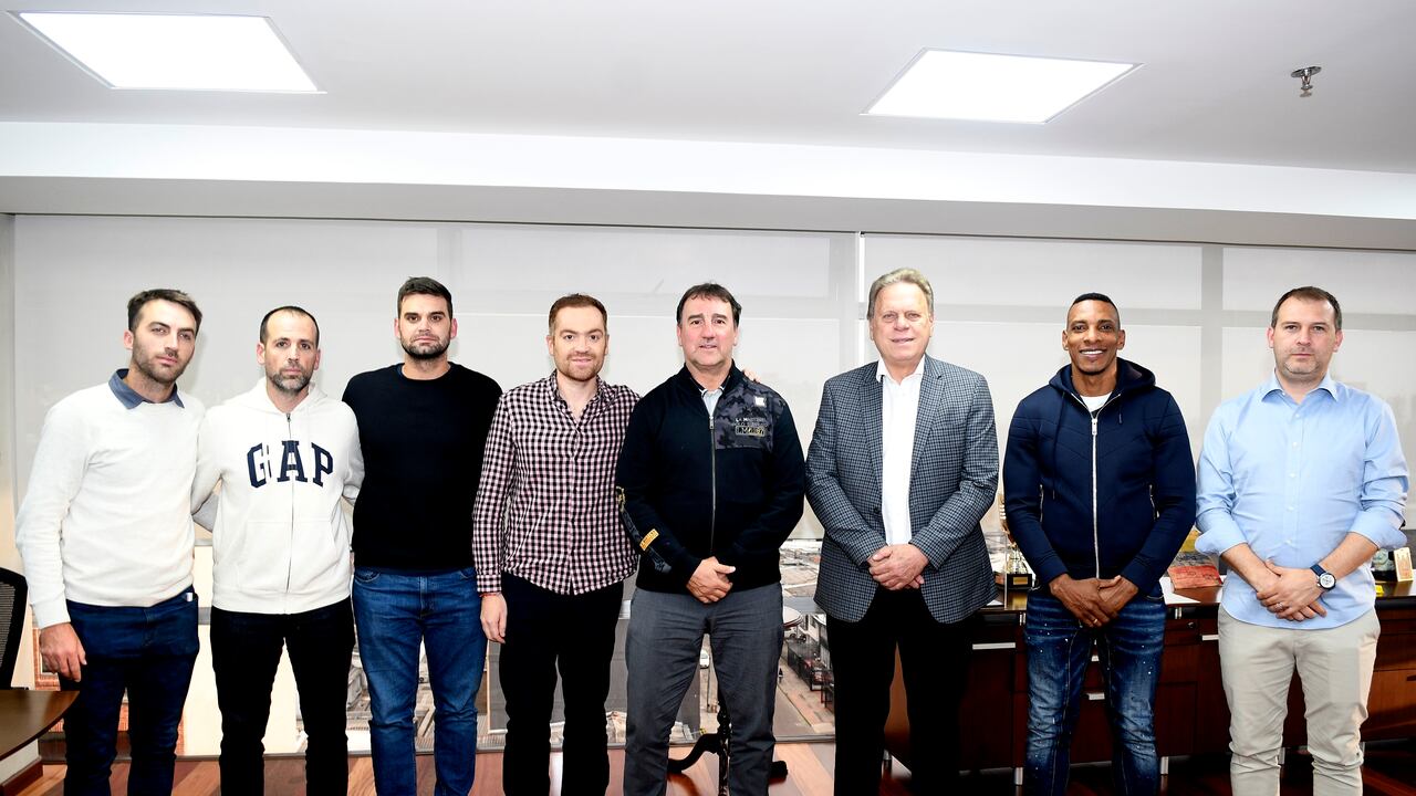 De izquierda a derecha (Valentino Dressino, Leandro Javier Jorge, Fernando Allocco, Iván Novella, Néstor Lorenzo, Ramón Jesurun, Luis Amaranto Perea y Andrés Tamayo).