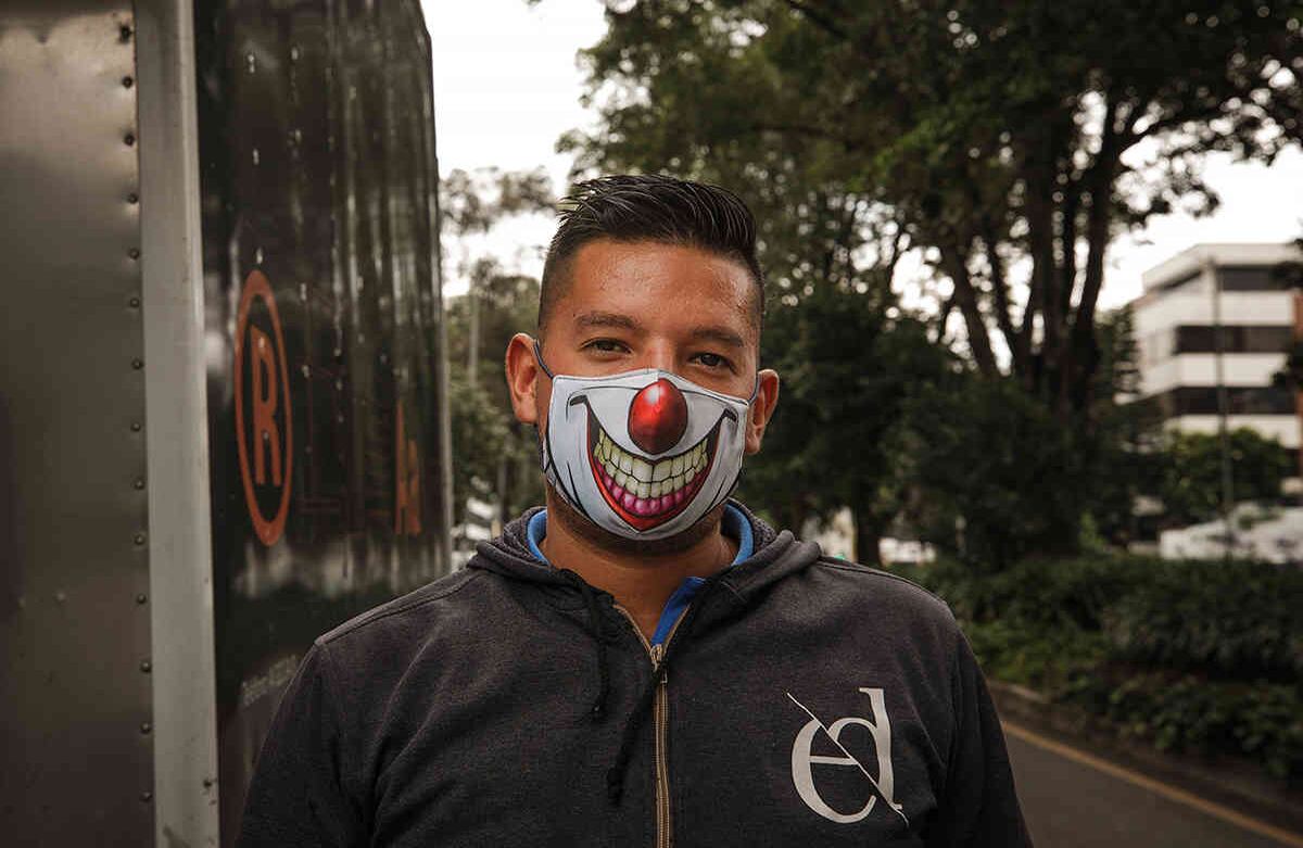 Aunque organismos mundiales se han contradicho sobre la eficacia o no del uso del tapabocas, en Colombia autoridades recomiendan su uso, aunque no se presenten síntomas de covid-19. Karen Salamanca-SEMANA