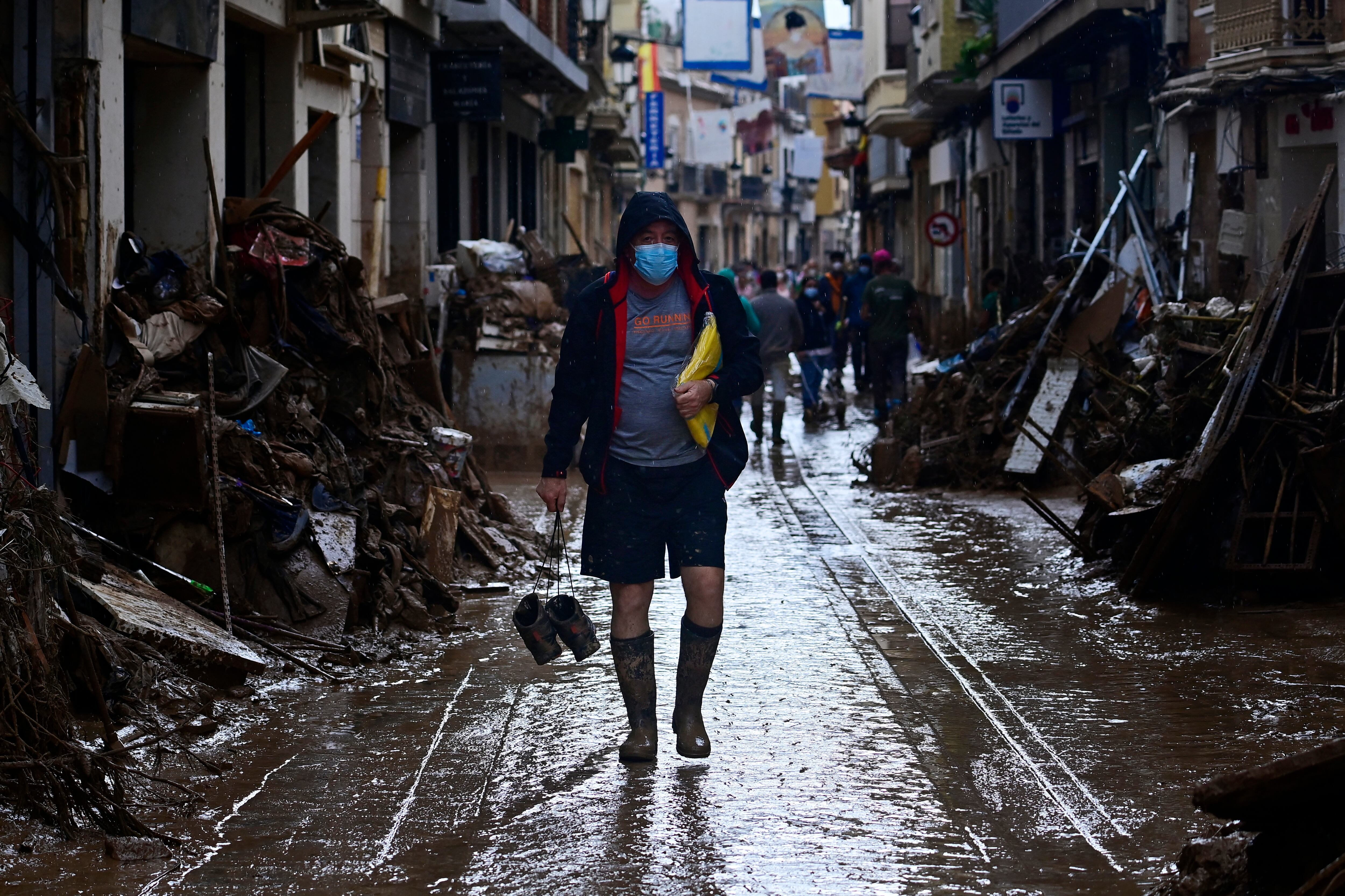Miles de ciudadanos se han sumado a la ayuda en distintas partes.