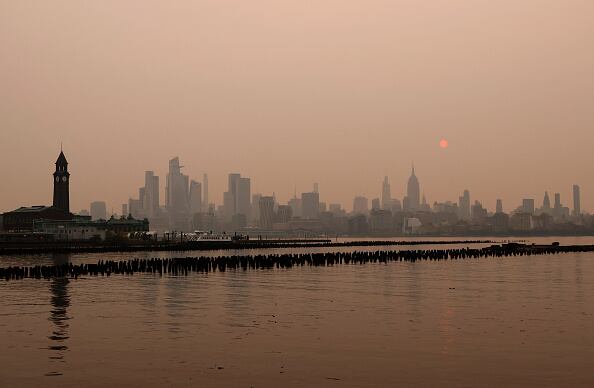 El humo de los incendios forestales canadienses siguió nublando ciudades estadounidenses este jueves, obligando a retrasar vuelos y a cancelar actividades al aire libre. (Photo by Gary Hershorn/Getty Images)