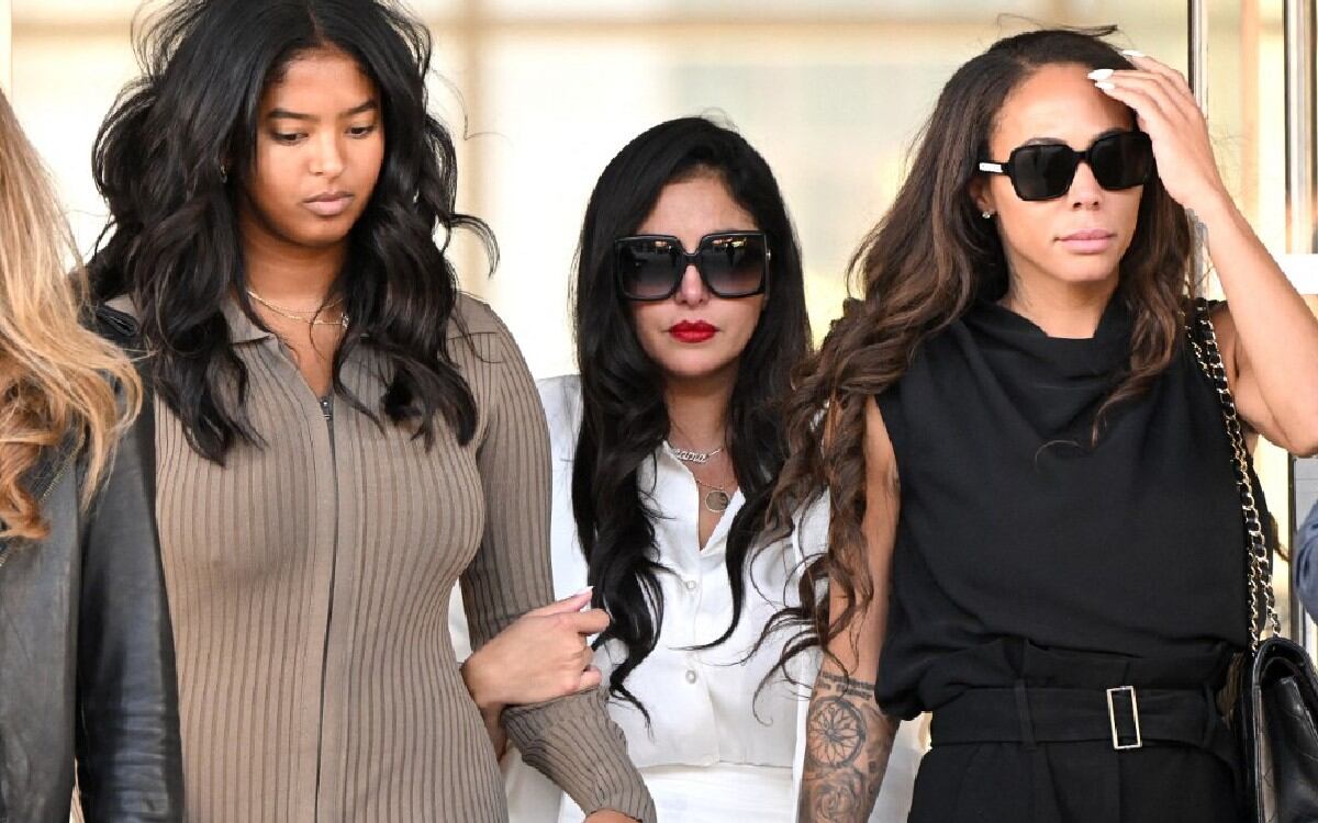 Vanessa Bryant, esposa de Kobe Bryant, junto a su hija Natalia Bryant y una amiga cercana.