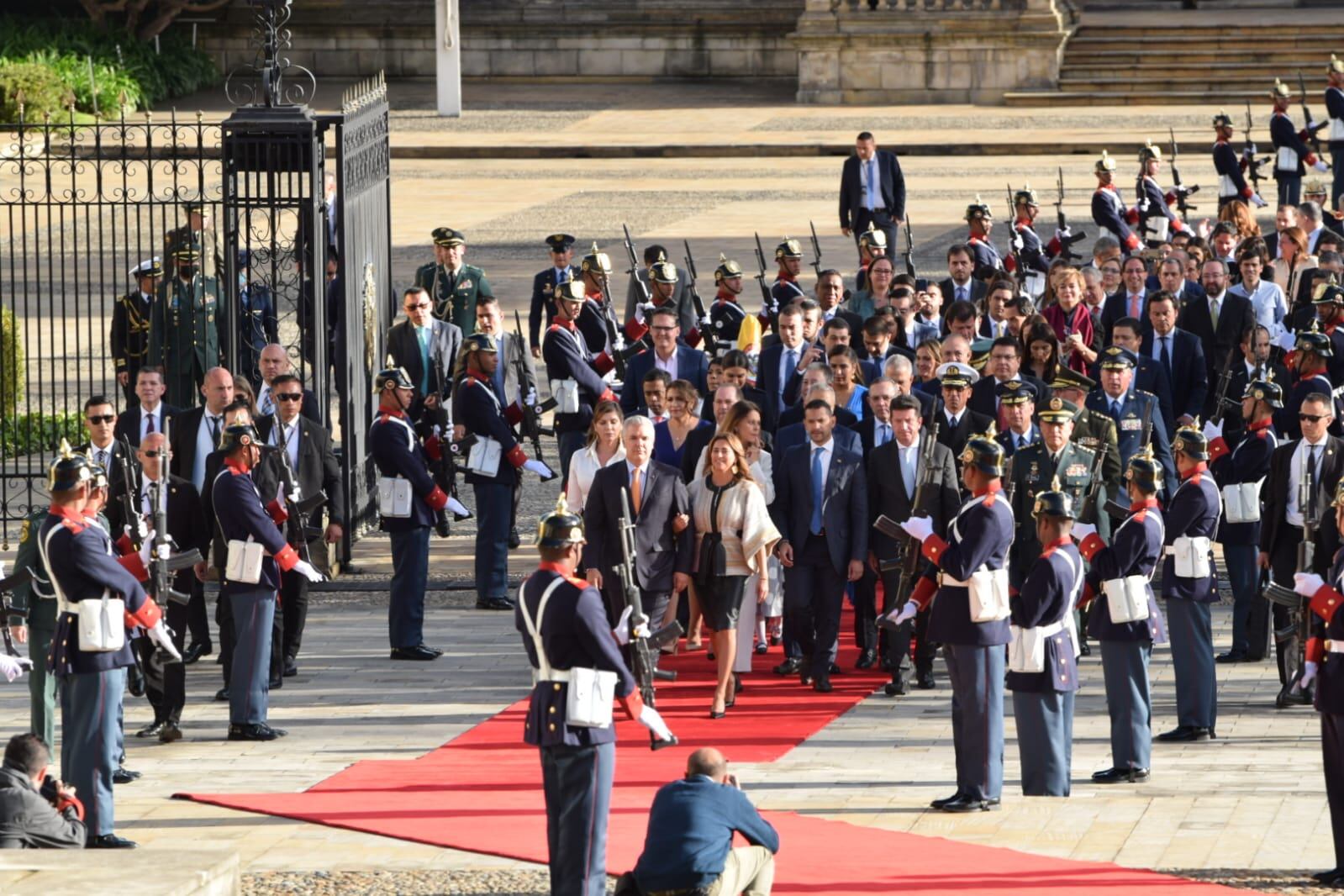 Presidente Iván Duque con su gabinete ministerial camina por la plaza de armas hacia la instalación del Congreso 2022
