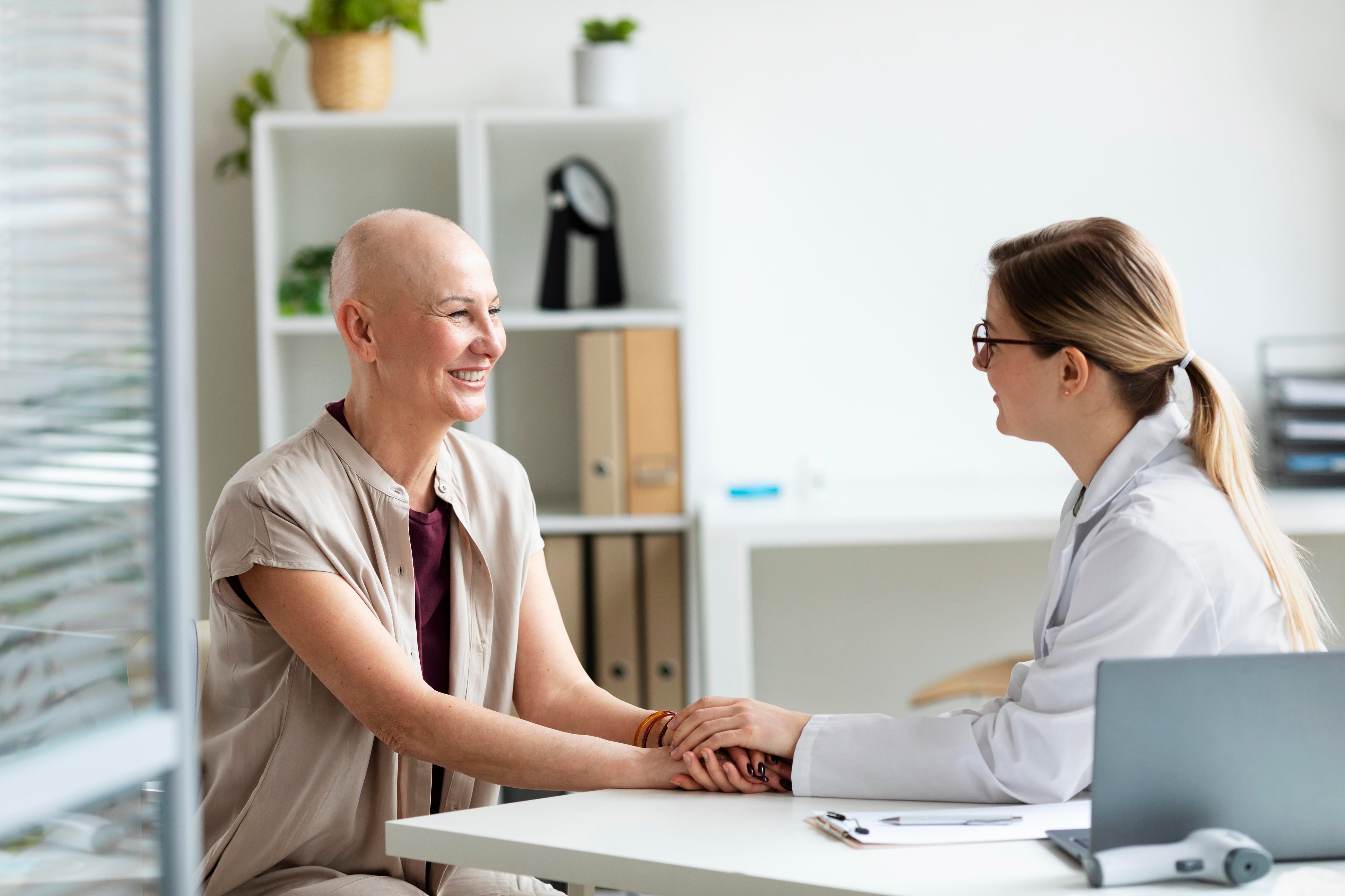 Según la Agencia Internacional para la Investigación en Cáncer (IARC), de la Organización Mundial de la Salud (OMS), en 2022 se registraron en Colombia 17.018 nuevos casos de cáncer de mama y 4.752 muertes, lo que convierte a esta patología en la principal causa de muerte por cáncer entre las mujeres.