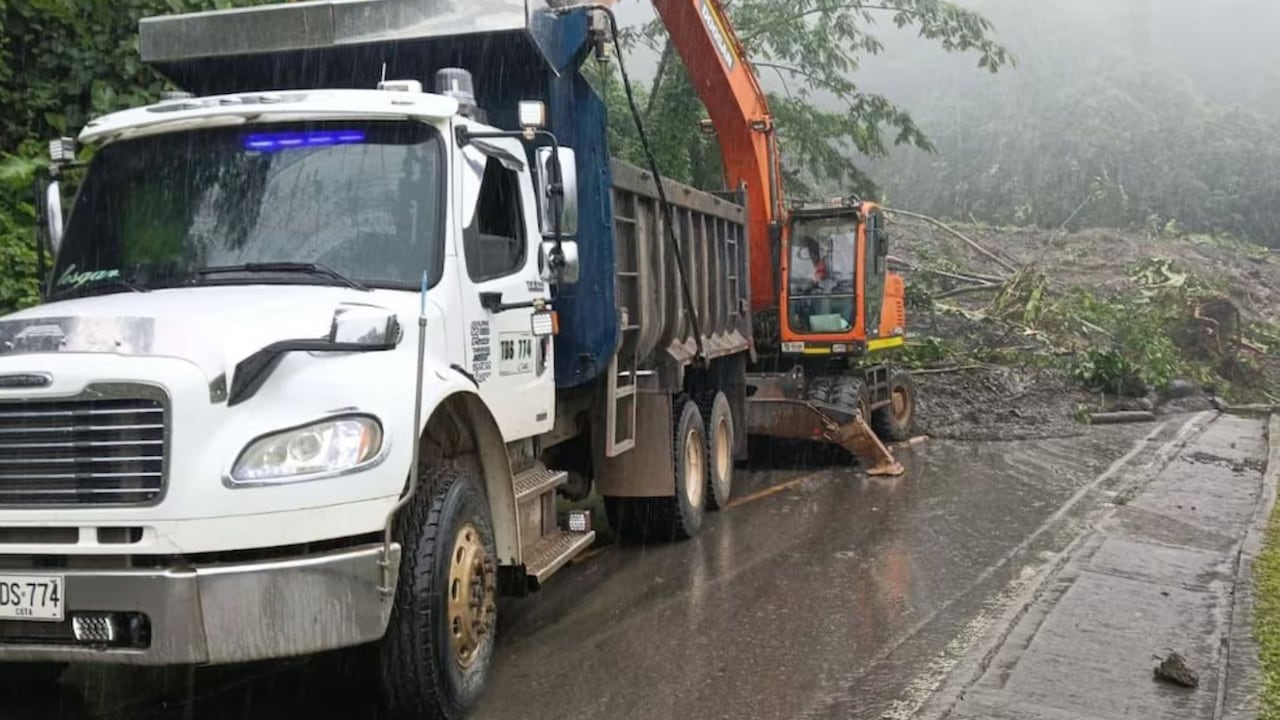Maquinaria y equipos de emergencia trabajan en la zona del deslizamiento que destruyó cerca de 80 metros de la vía alterna al Llano, en la Transversal del Sisga, mientras continúa el cierre total del corredor.