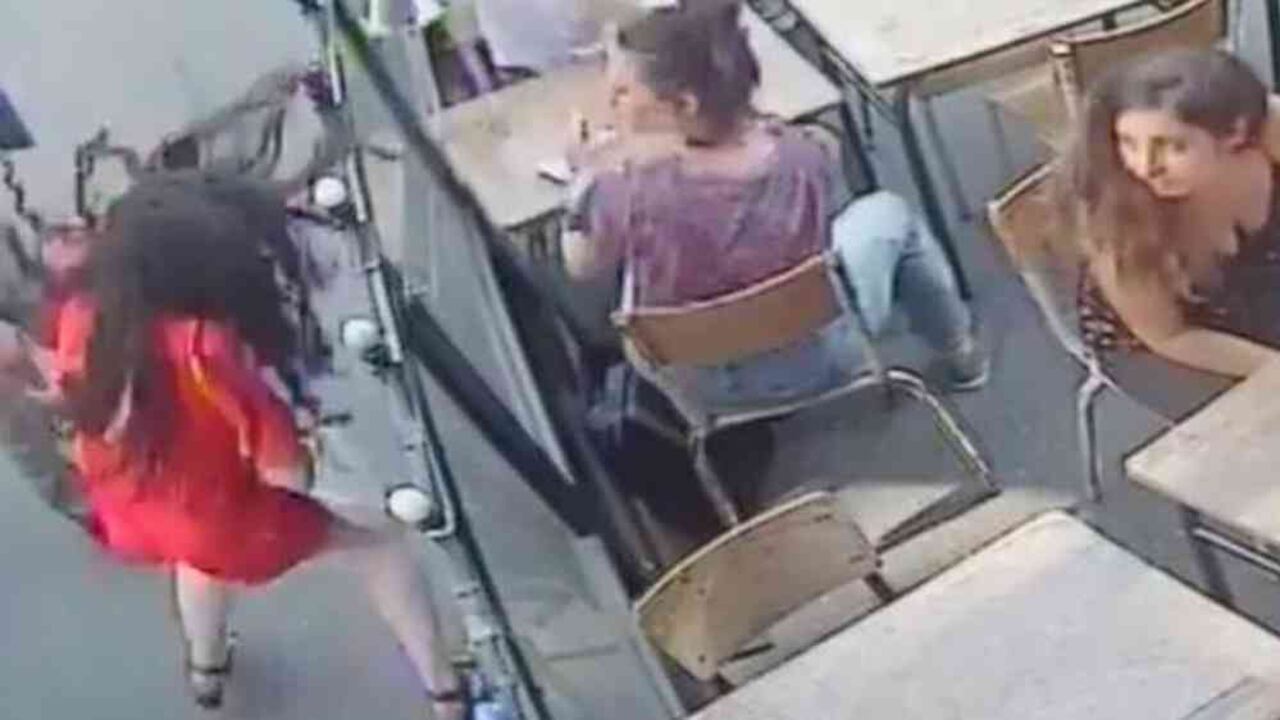 La agresión del hombre quedó registrada en la cámara de seguridad del café.