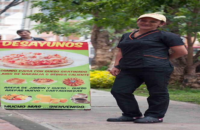 Myriam Higuera Durán. 46 años. Servicios a domicilio y restauración. Foto / Semana Danilo Cangucu. “Nosotros prestamos servicios de comida en el lugar y a domicilio. En estos días ha disminuido la cantidad de de trabajo porque cerraron el ingreso, nuestros mejores clientes son los policías. Yo hago domicilio, así que si entro 50 veces al día, las 50 veces me toca mostrar la manilla que me dieron. Por suerte alcancé a ver al Papa ayer cuando llegó y me pareció una persona excelente, muy sencilla que se presta para el público. Me gustó el mensaje que dio de que hay que utilizar el perfume para uno mismo, sin tener que esperar una ocasión especial.”