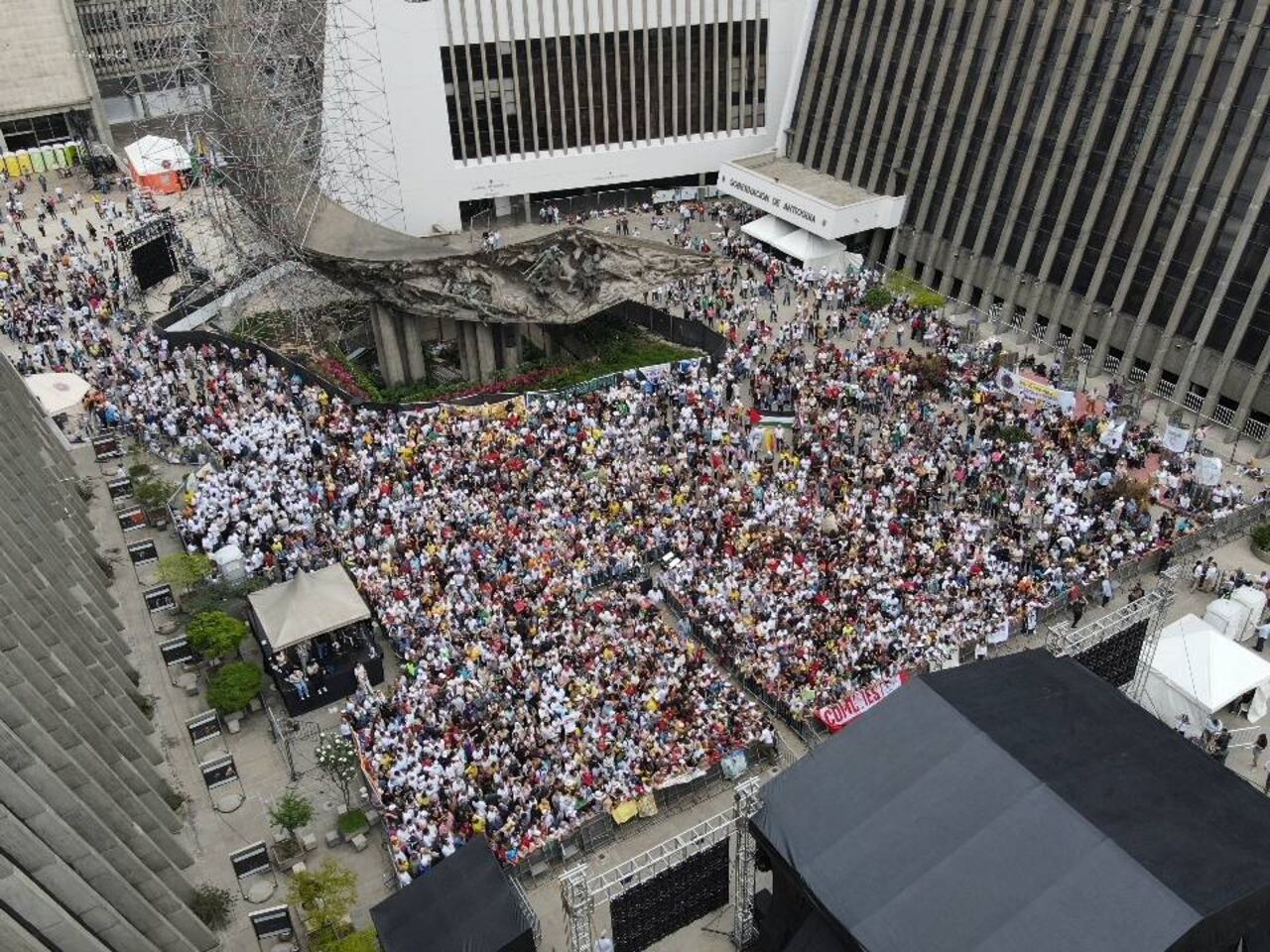 El jefe del Gobierno del Cambio, Gustavo Petro, compartió esta foto en sus redes sociales al informar de la "asistencia masiva a su presentación" en La Alpujarra.