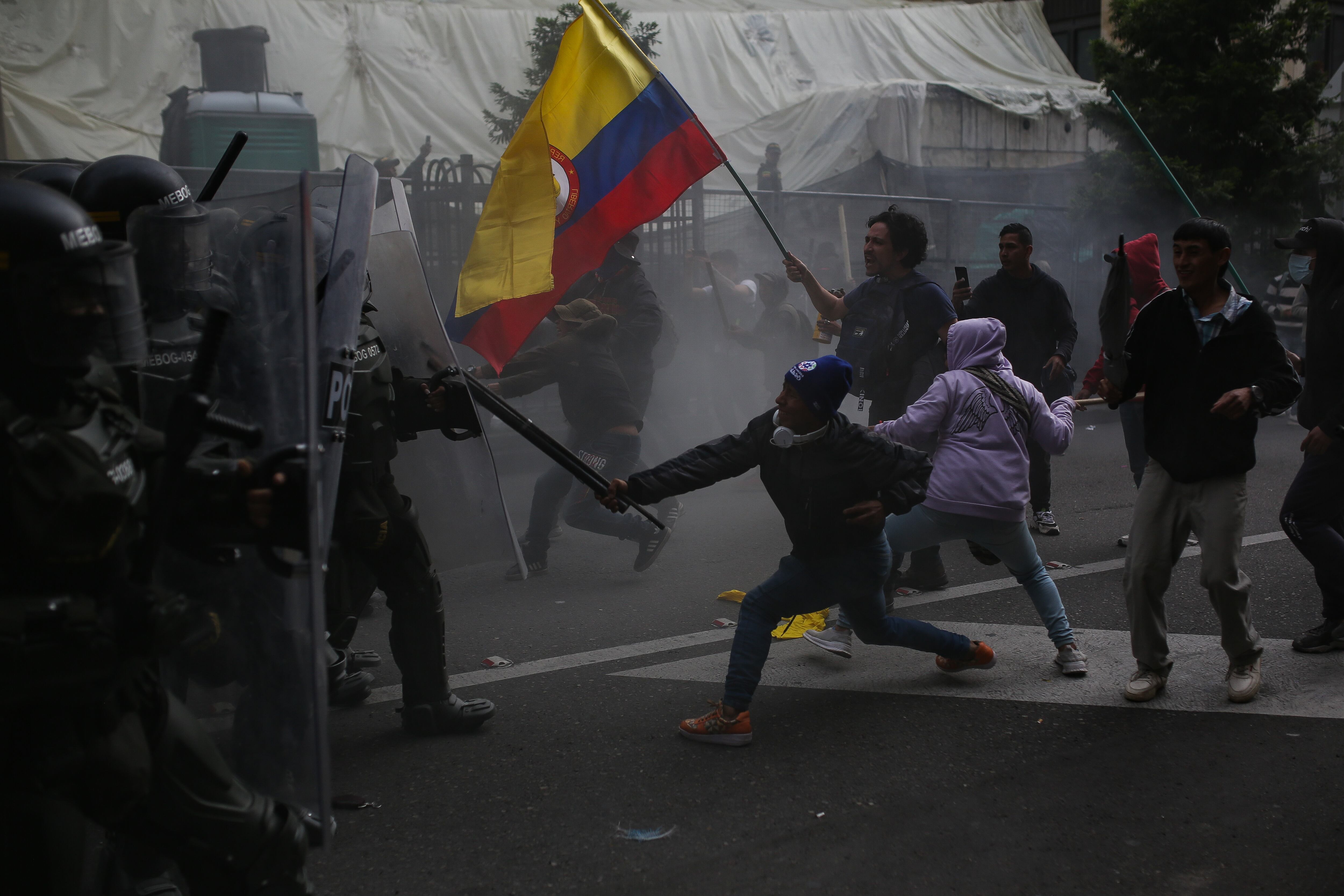 Esmad despejando las entradas a la Corte 
Protestas