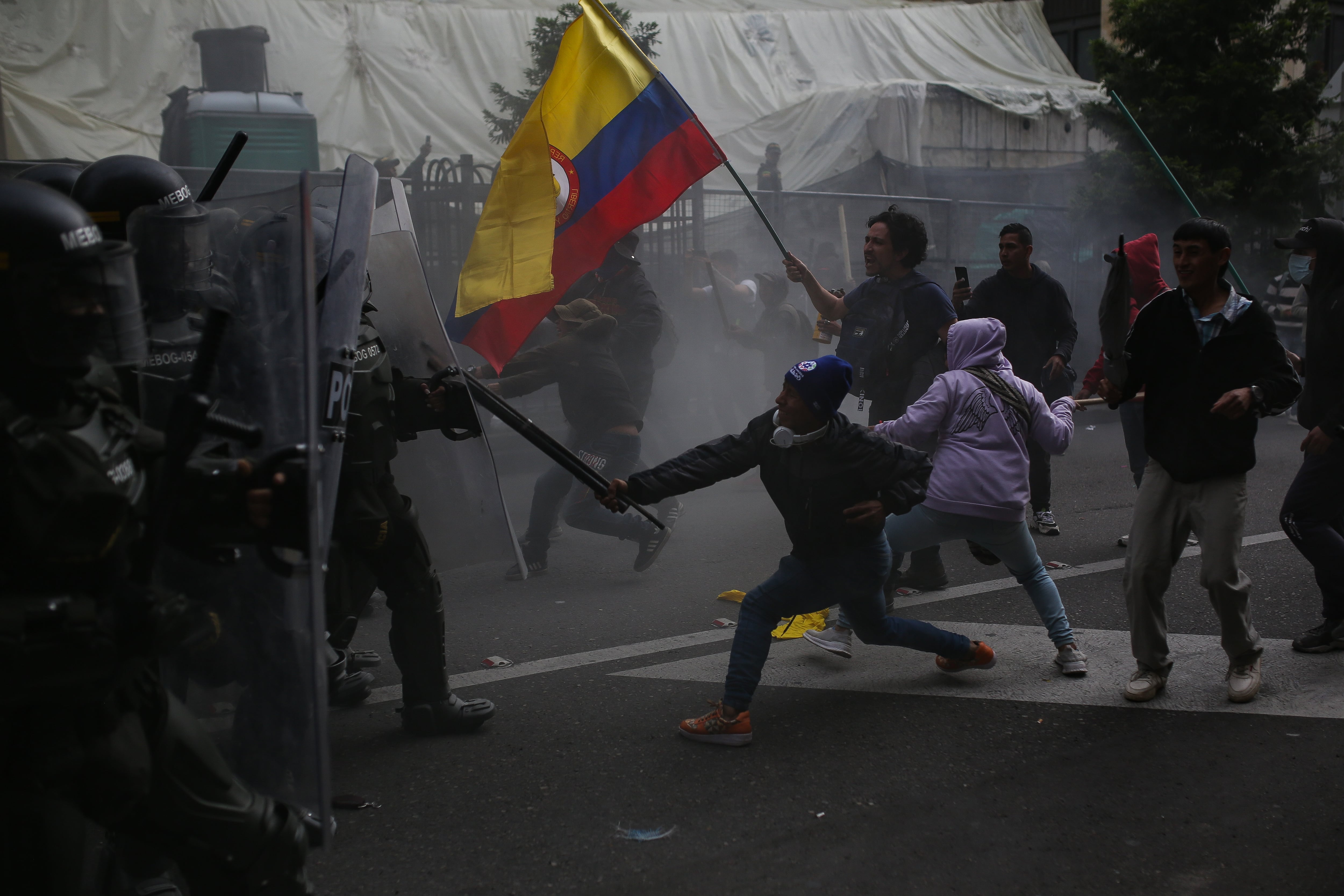Esmad despejando las entradas a la Corte 
Protestas