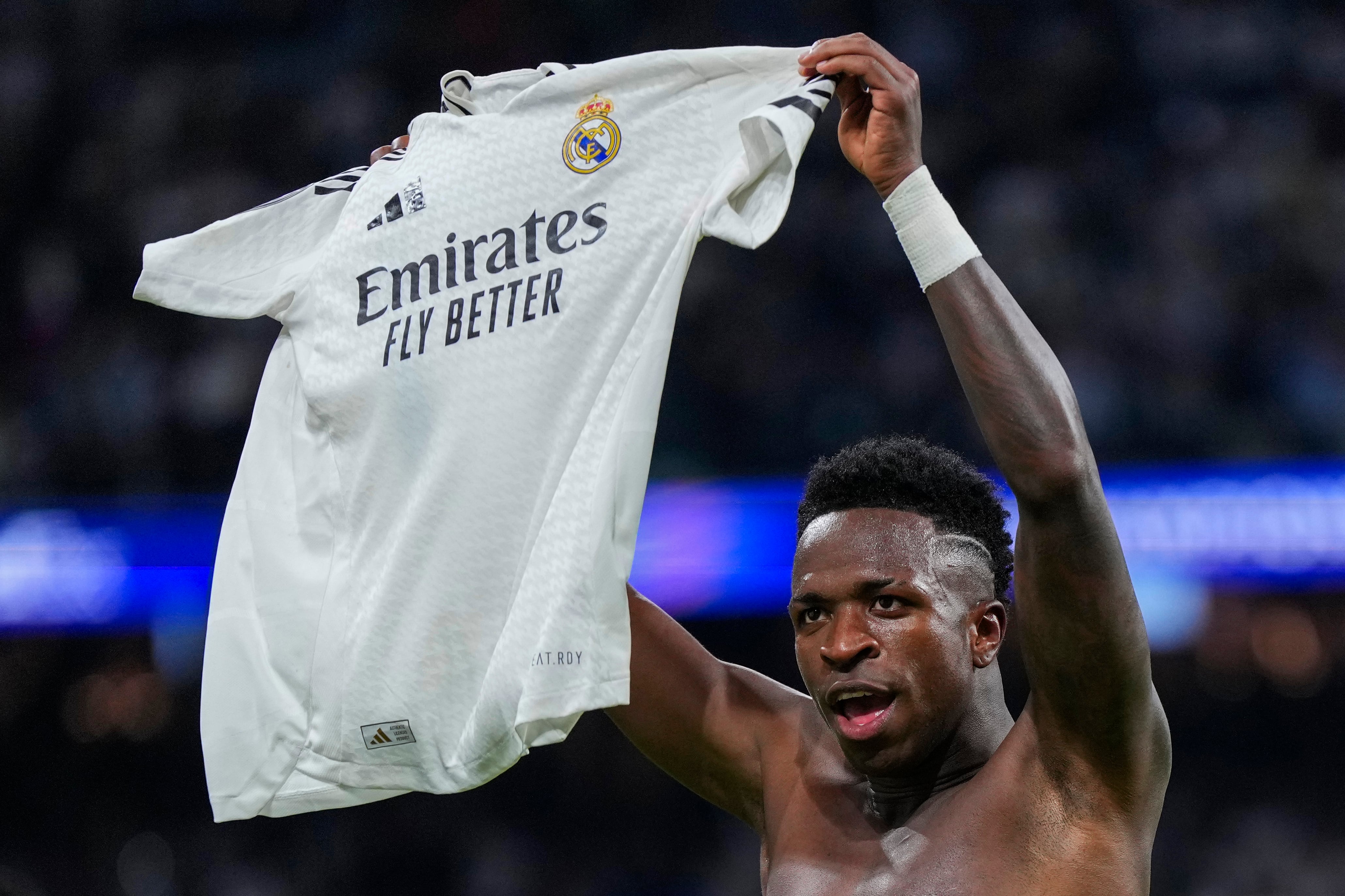 Vinicius Junior tras anotar el cuarto gol del Real Madrid en la victoria 5-2 ante Borussia Dortmund en la Liga de Campeones, el martes 22 de octubre de 2024, en Madrid. (AP Foto/Manu Fernández)