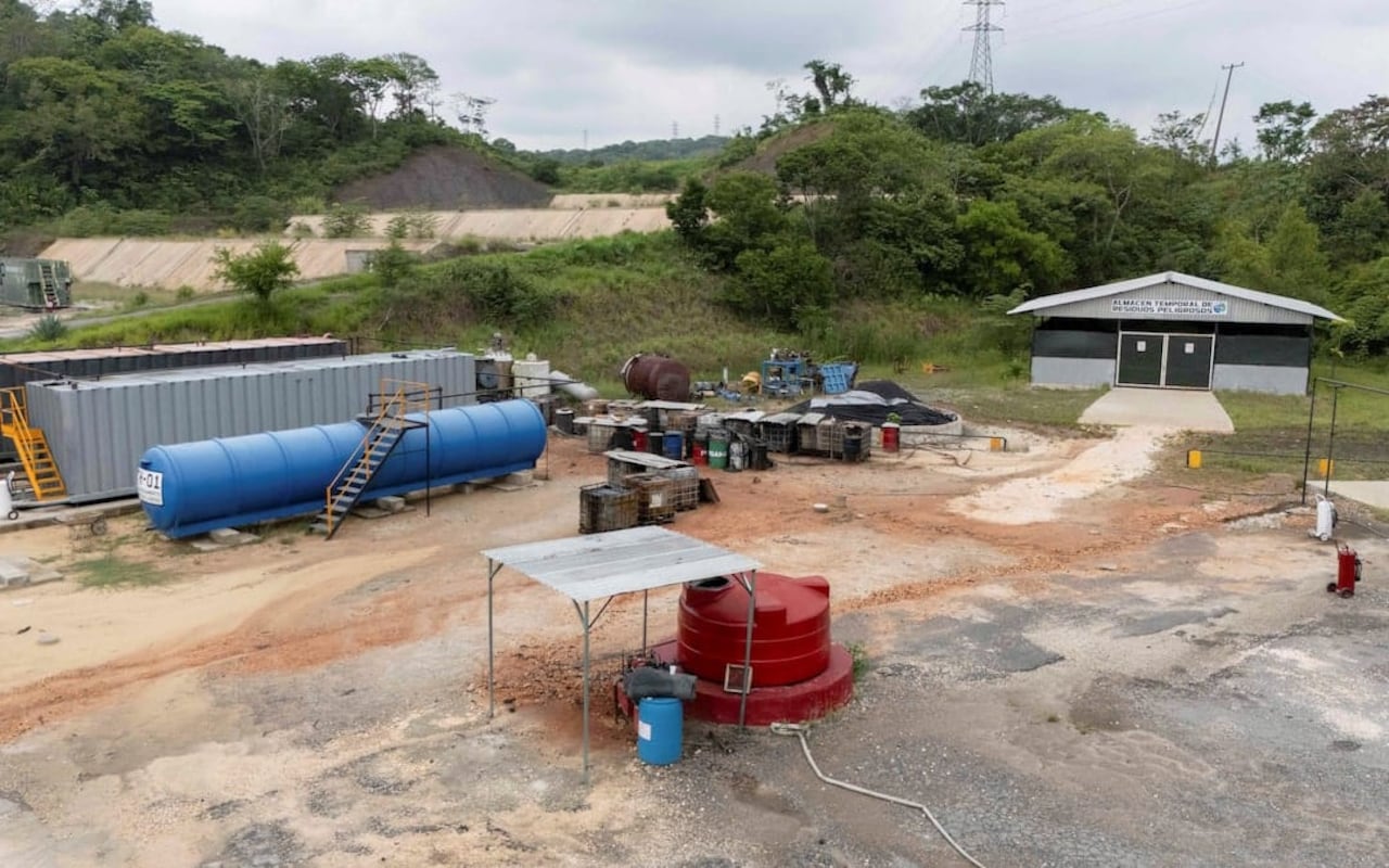 Tanques y contenedores usados para almacenar petróleo ilegal en la refinería clandestina de Veracruz.