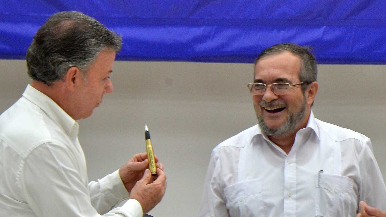 El presidente Juan Manuel Santos y el jefe de las FARC Timoleón Jiménez