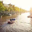 Barco en un canal en Ámsterdam al atardecer, Países Bajos