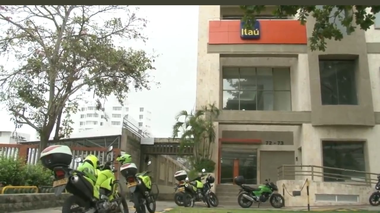 Sede bancaria atracada en Barranquilla por dos delincuentes disfrazados de enfermeros.