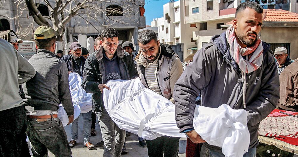 Habitantes de Gaza recogen a fallecidos luego de un bombardeo.