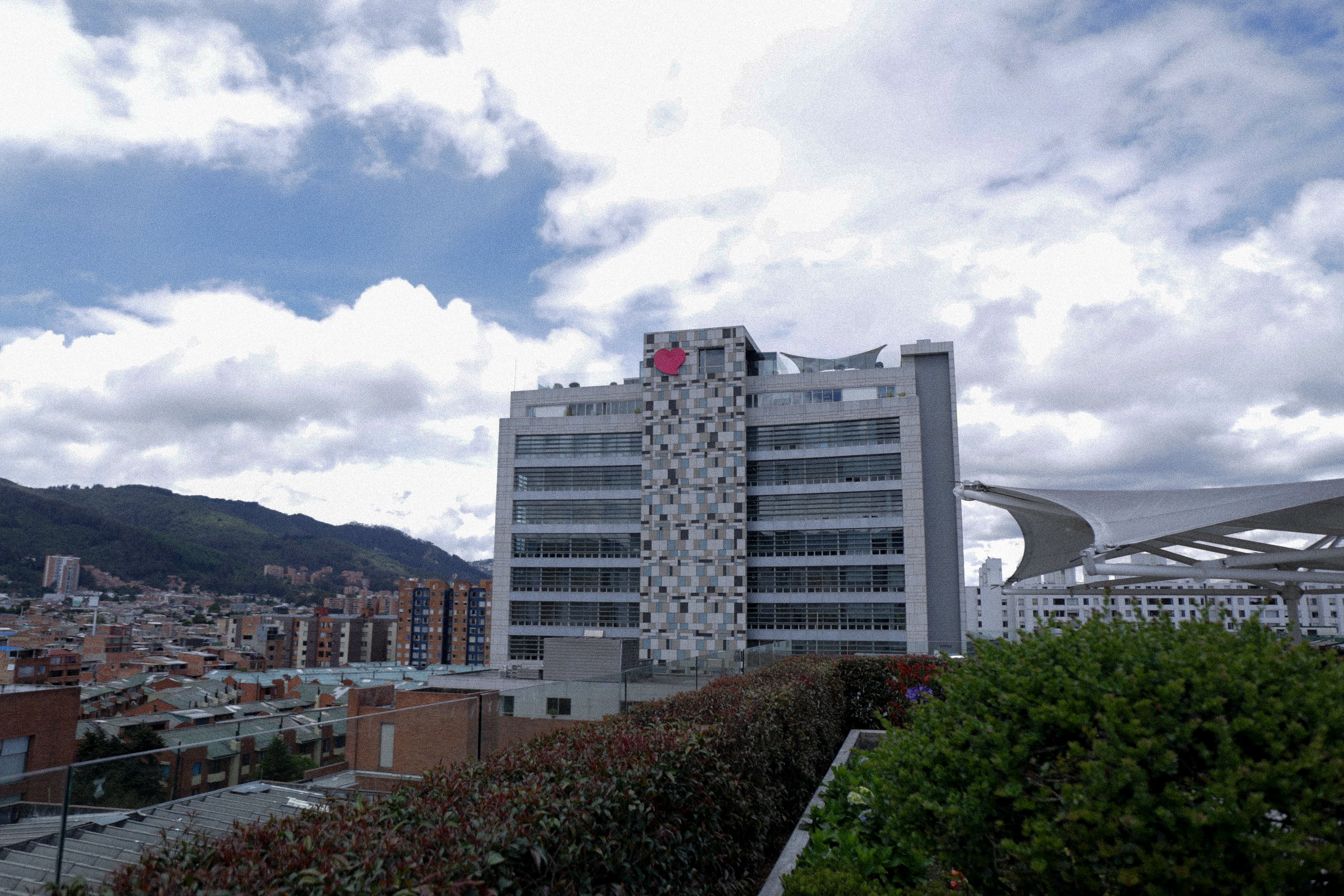 Panorámica del edificio de la Fundación Cardioinfantil - LaCardio.