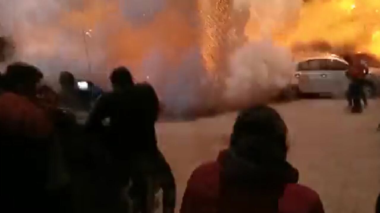 Aparatoso accidente con pólvora durante celebración del día de la virgen de Guadalupe en México dejó 14 heridos.