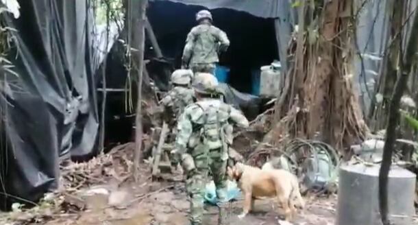 Este es el gigantesco laboratorio rodeado por más de 100 artefactos explosivos.