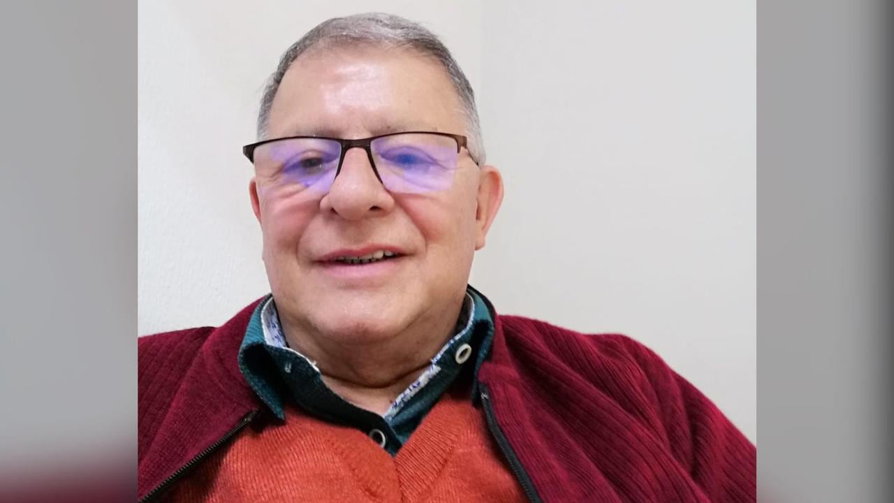 Rodrigo Granda, en el aeropuerto de México a la espera del vuelo AV 187 en el que regresará a Colombia después de ser inadmitido en ese país. 20 de octubre de 2021.