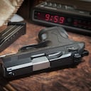 La policía exhorta a no dejar armas en lugares donde los menores tengan fácil acceso.