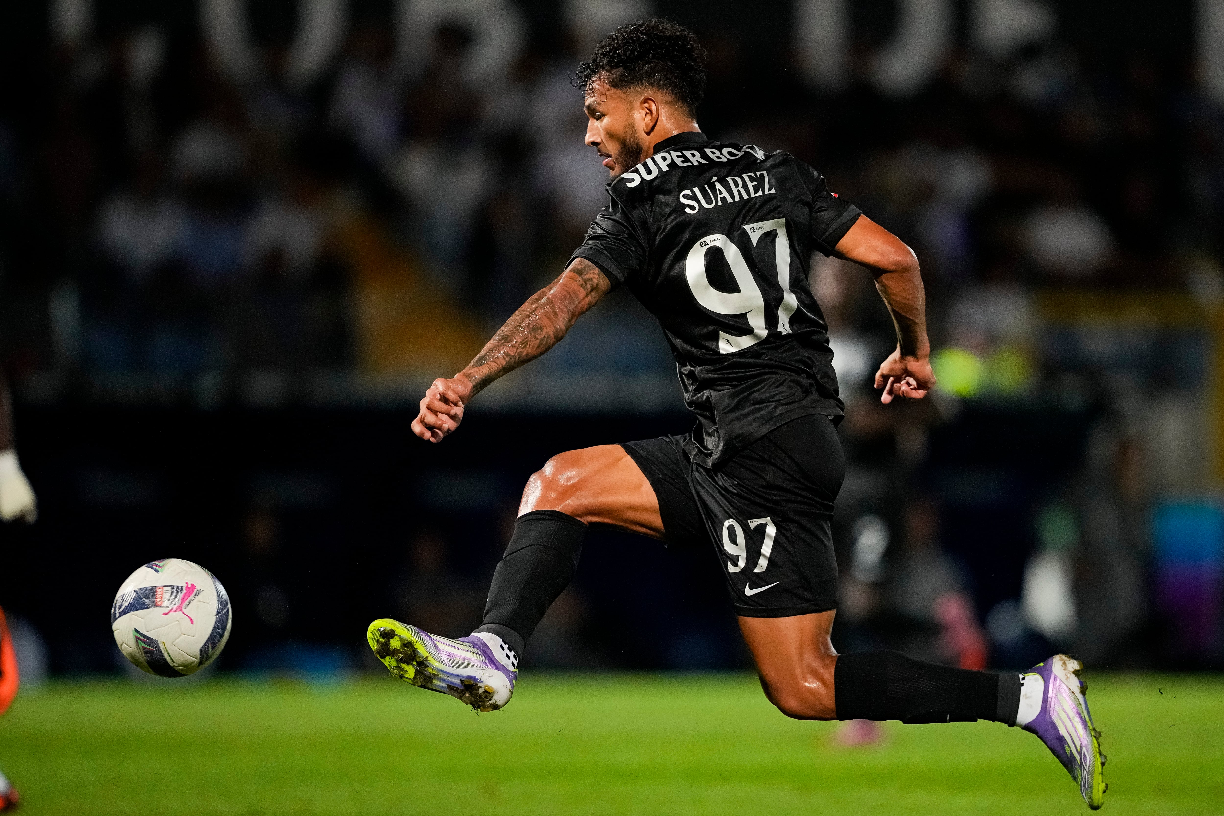 Imagen del gol de Luis Suárez que deja arriba en la tabla a Sporting Lisboa.