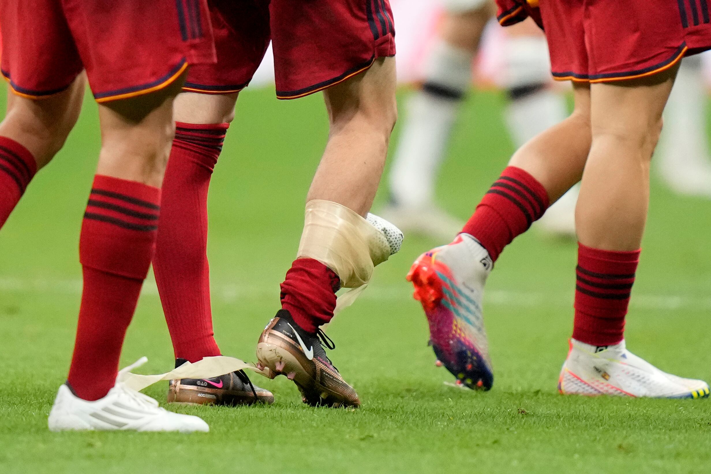 Gavi de España abandona el campo con hielo en la espinilla derecha al final del partido de fútbol del grupo E de la Copa Mundial entre España y Alemania.