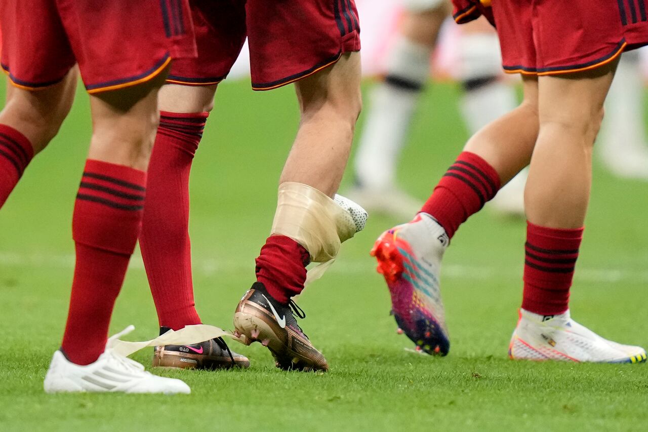 Gavi de España abandona el campo con hielo en la espinilla derecha al final del partido de fútbol del grupo E de la Copa Mundial entre España y Alemania.