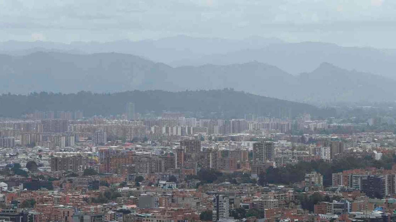 Así lucía este jueves en la tarde el noroccidente de la capital del país por la presencia del polvo del Sahara. Foto: Guillermo Torres/Semana