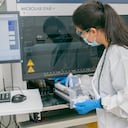 El Banco de Sangre de la Fundación Valle del Lili cuenta con tecnología avanzada para la detección genética de los virus del HIV, Hepatitis B y C, con las pruebas NAT (Técnica de Amplificación Nucleica), un método de la biología molecular para brindar seguridad en las transfusiones.