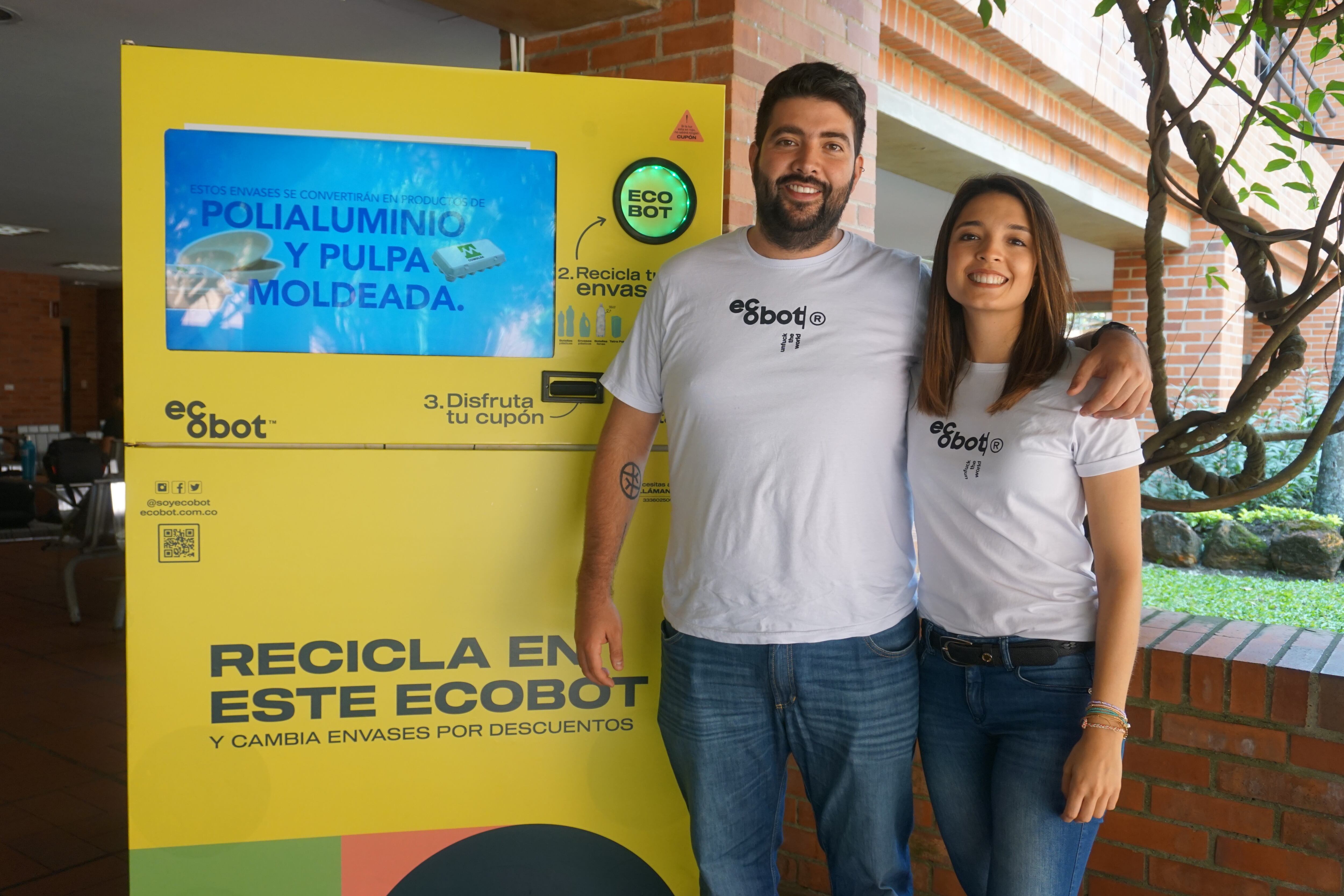 Santiago y Lina Aramburo son dos hermanos caleños que crearon Ecobot.