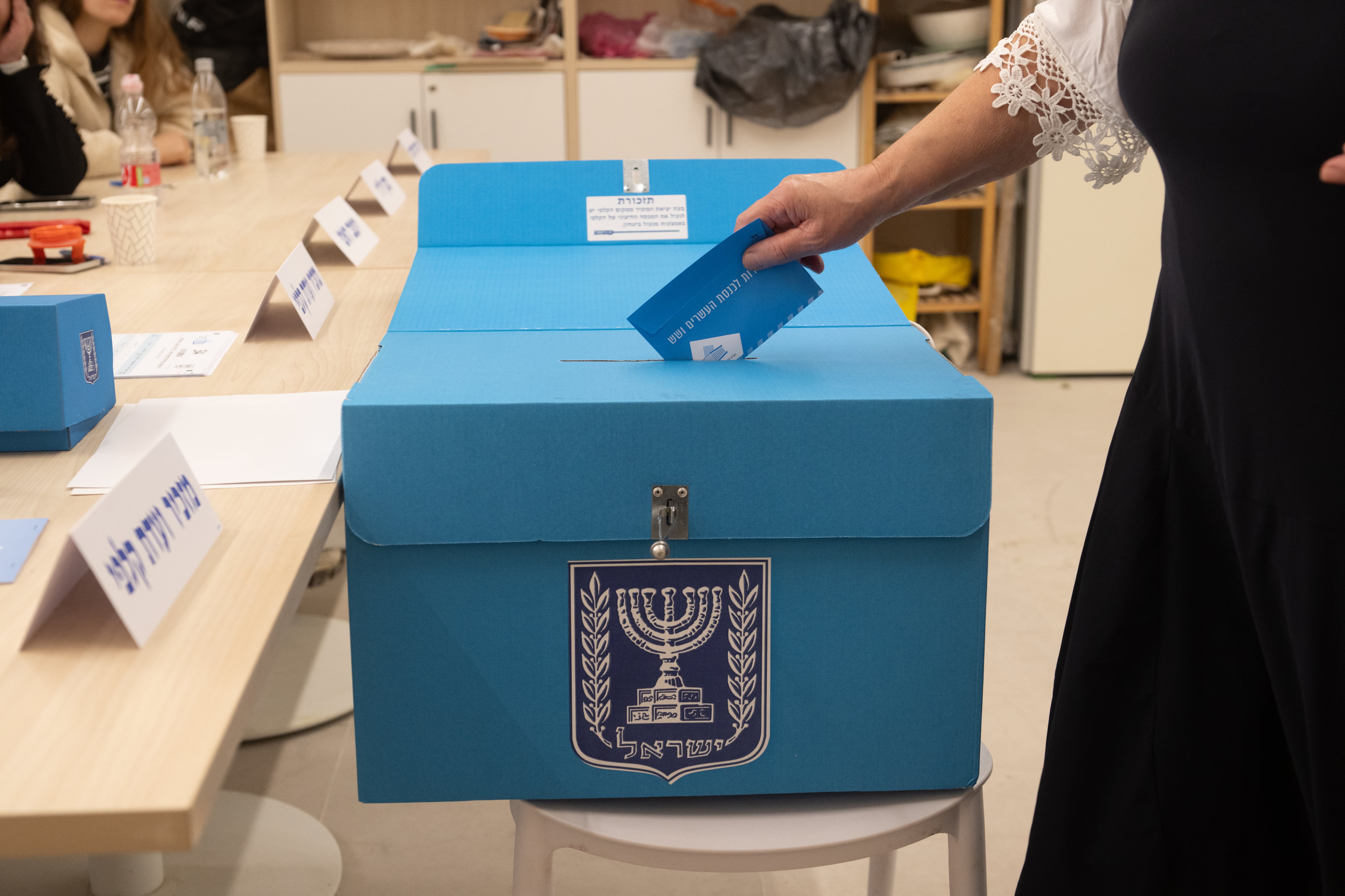 Una votante deposita su papeleta en un colegio electoral el 27 de octubre de 2026 en Jerusalén, Israel