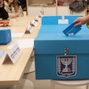Una votante deposita su papeleta en un colegio electoral el 27 de octubre de 2026 en Jerusalén, Israel
