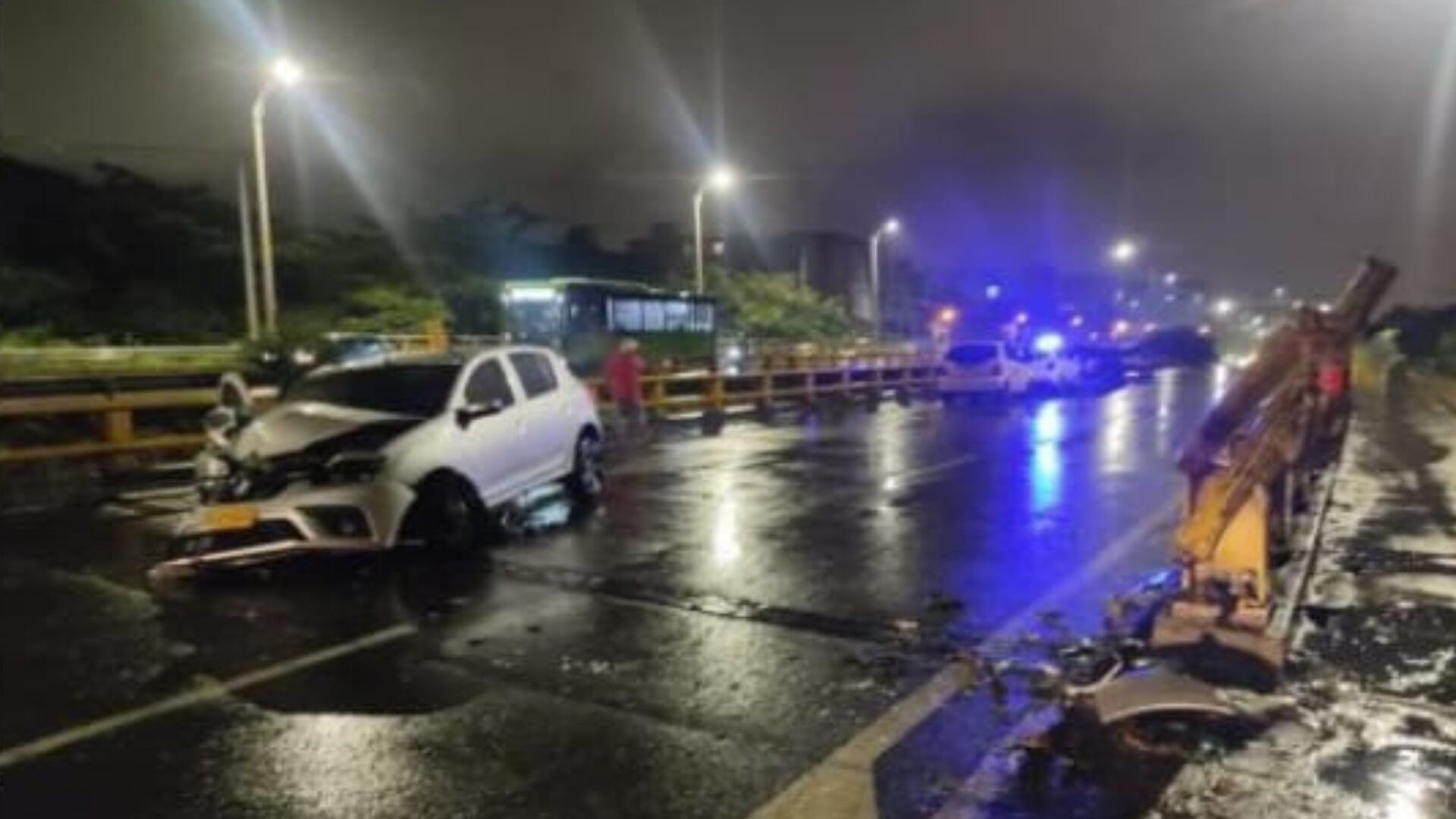 No es la primera vez que un vehículo se estrella con las barandas de este puente.