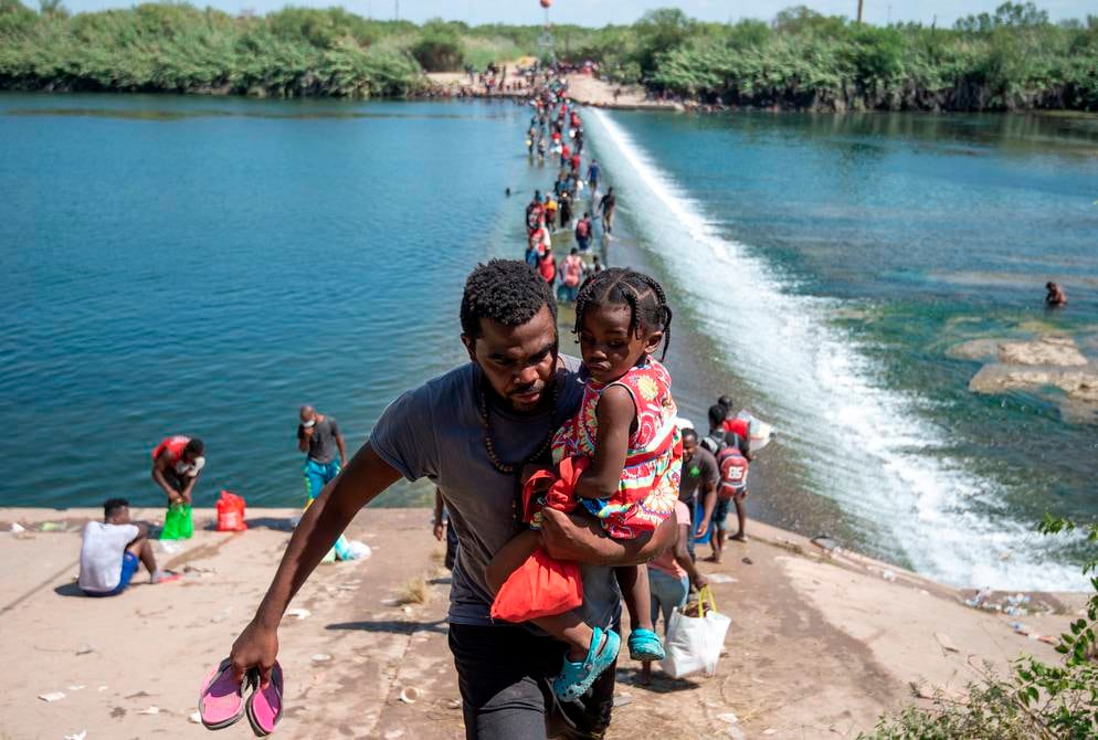 Foto del domingo 19 de septiembre en que migrantes procedentes de Haití esperan en el río Bravo para cruzar rumbo a Estados Unidos, en Ciudad Acuña, estado de Coahuila (México). EFE/Miguel Sierra Foto: EFE