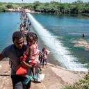 Foto del domingo 19 de septiembre en que migrantes procedentes de Haití esperan en el río Bravo para cruzar rumbo a Estados Unidos, en Ciudad Acuña, estado de Coahuila (México). EFE/Miguel Sierra Foto: EFE