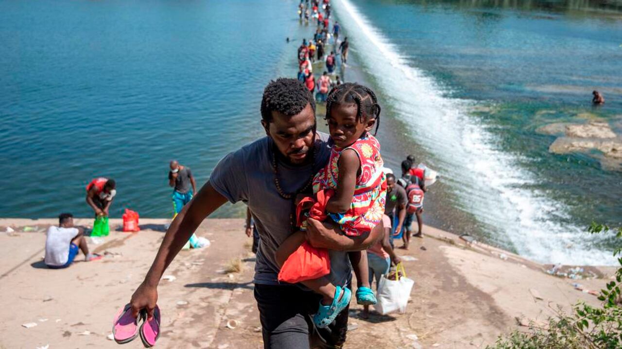 Foto del domingo 19 de septiembre en que migrantes procedentes de Haití esperan en el río Bravo para cruzar rumbo a Estados Unidos, en Ciudad Acuña, estado de Coahuila (México). EFE/Miguel Sierra Foto: EFE