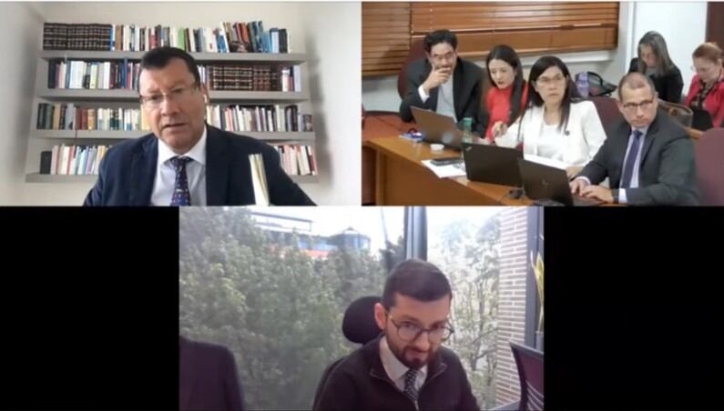 Fiscal y el senador Iván Cepeda se burlaron de un mensaje del expresidente Uribe sobre la muerte del papa Francisco.