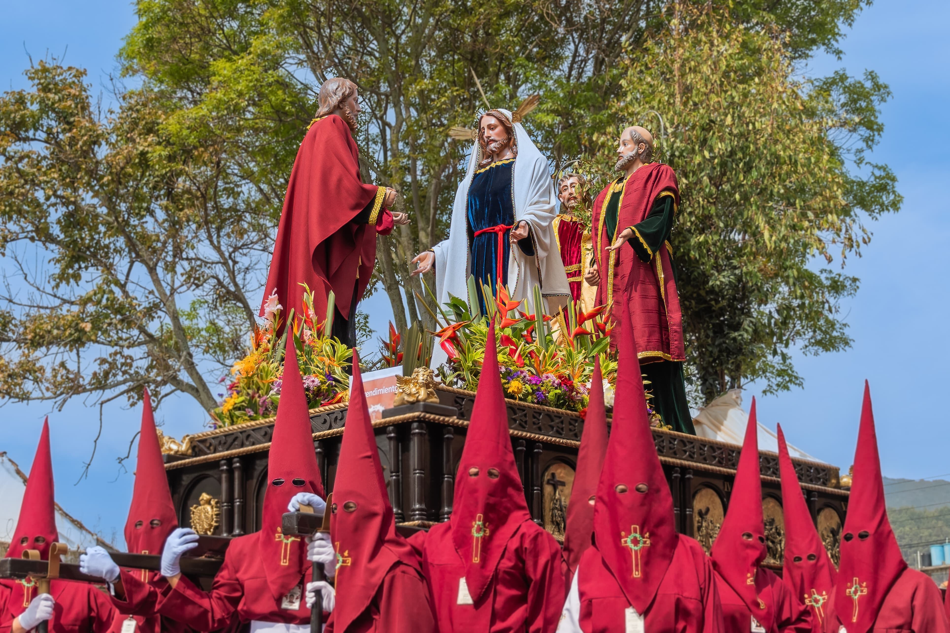 Nazarenos durante la procesión que representa a Jesús camino al calvario, una tradición religiosa de Zipaquirá.