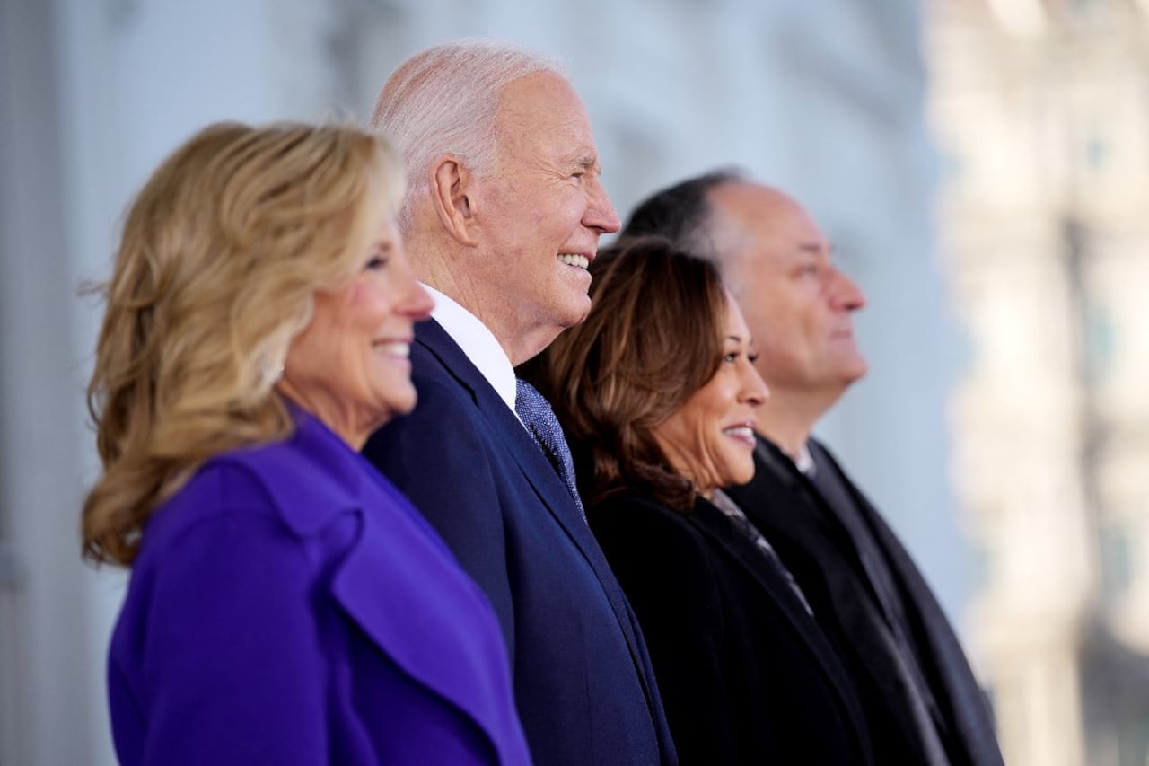 El presidente Joe Biden, la vicepresidenta Kamala Haris y sus esposos.