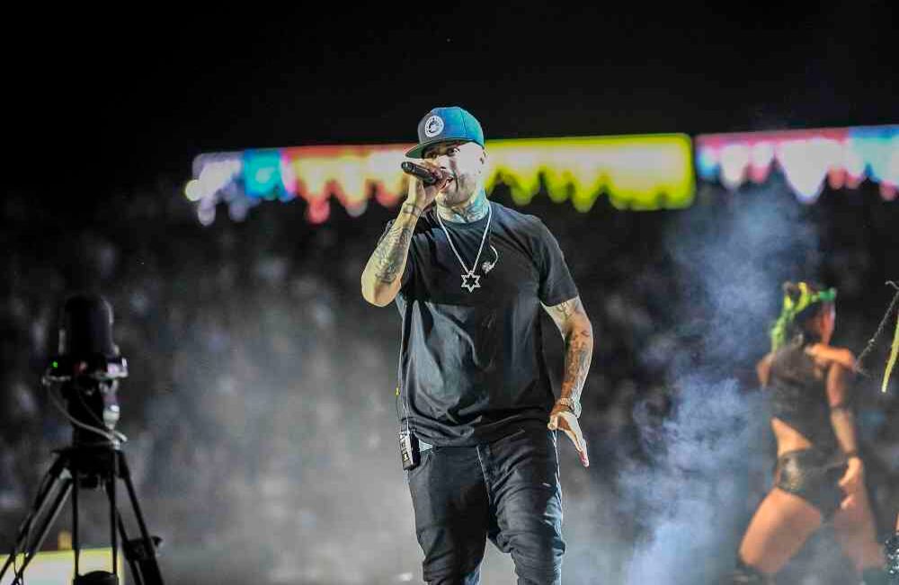 Nicky Jam canta la madrugada del lunes 1 de mayo de 2017, en el parque de la Leyenda Vallenata, Consuelo Araujo Noguera, durante la final del 50 Festival Vallenato y IV Rey de reyes, en Valledupar, Colombia. Foto: Carlos Julio Martínez / SEMANA