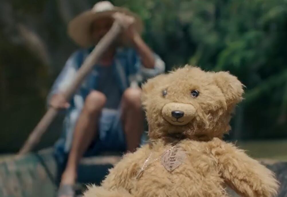 Para lo que empieza una travesía mostrando los distintos paisajes de Colombia y cómo el osito es trasladado por lancha, a caballo y otro tipo de transporte hasta que una niña lo entrega a quien corresponde.