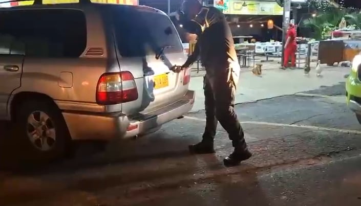 Policía incautó marihuana en Cundinamarca en una camioneta gemeleada y con placas oficiales.