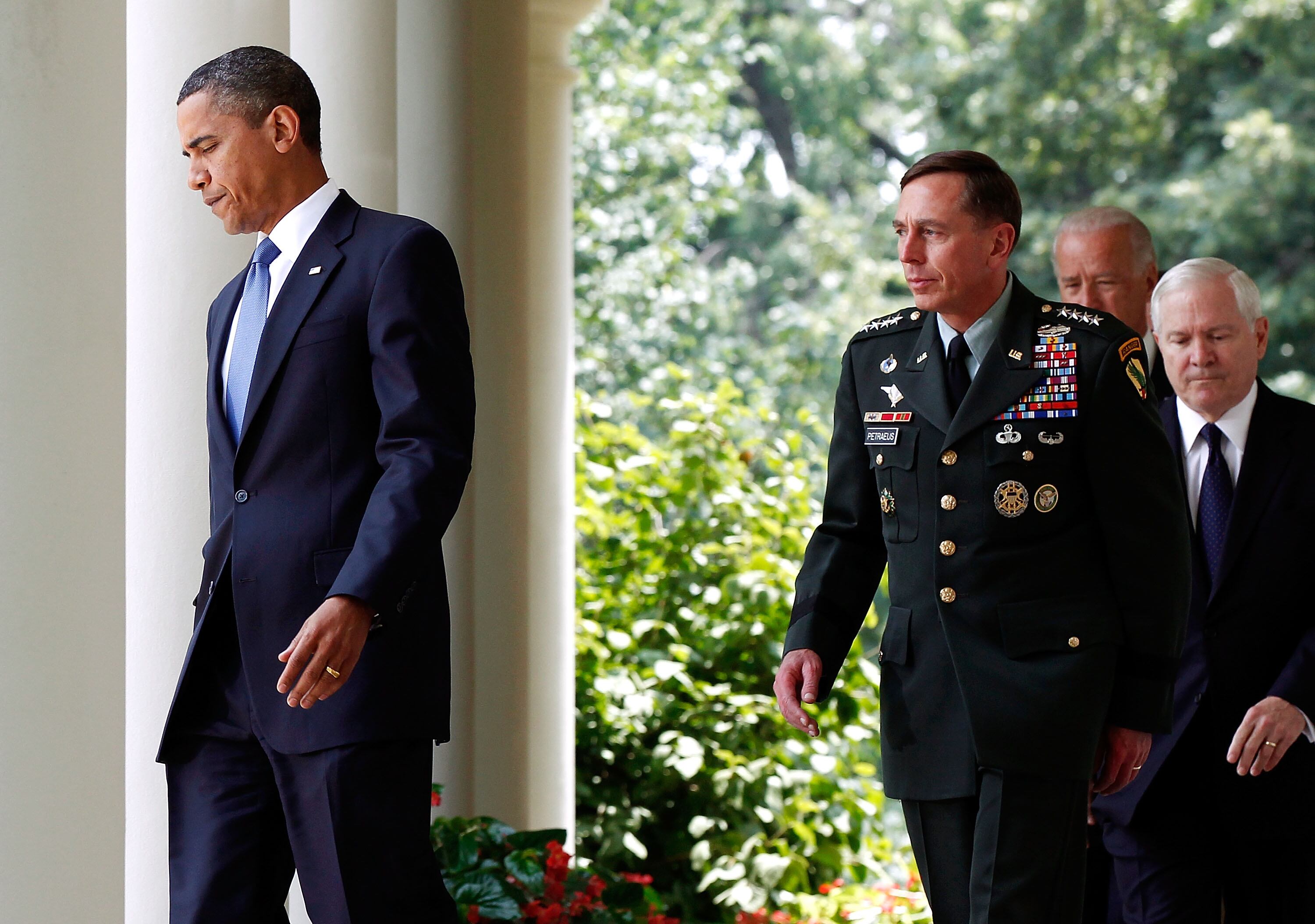 El presidente de Estados Unidos, Barack Obama, camina con (de izq. a der.) el general David Petraeus