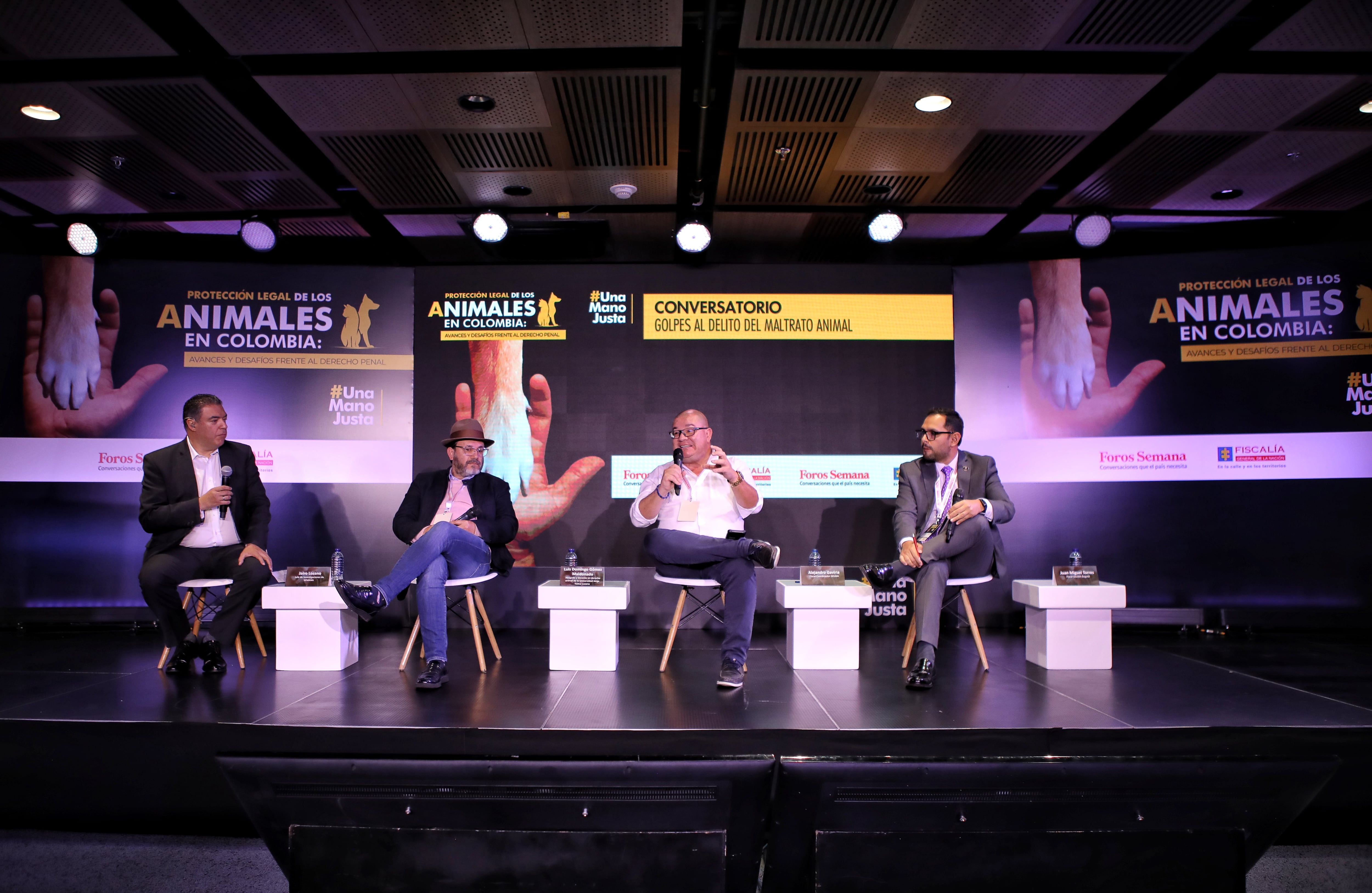 En el conversatorio ‘Golpes al delito del maltrato animal’ participaron Jairo Lozano, jefe de Investigaciones de SEMANA; Luis Domingo Gómez Maldonado, abogado y docente en derecho animal de la Universidad Jorge Tadeo Lozano; Alejandro Gaviria, fiscal Coordinador GELMA; y Juan Miguel Torres, fiscal GELMA Bogotá.
