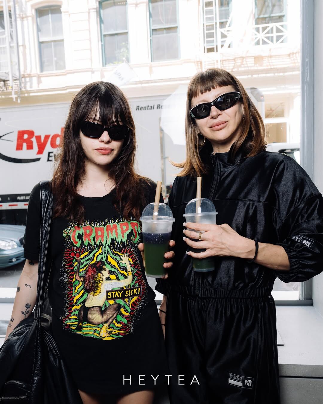 Entre los artículos disponibles se encuentran una tote bag diseñada especialmente para la ocasión y un set de degustación que permite a los clientes llevarse un pedazo de esta experiencia única a casa.