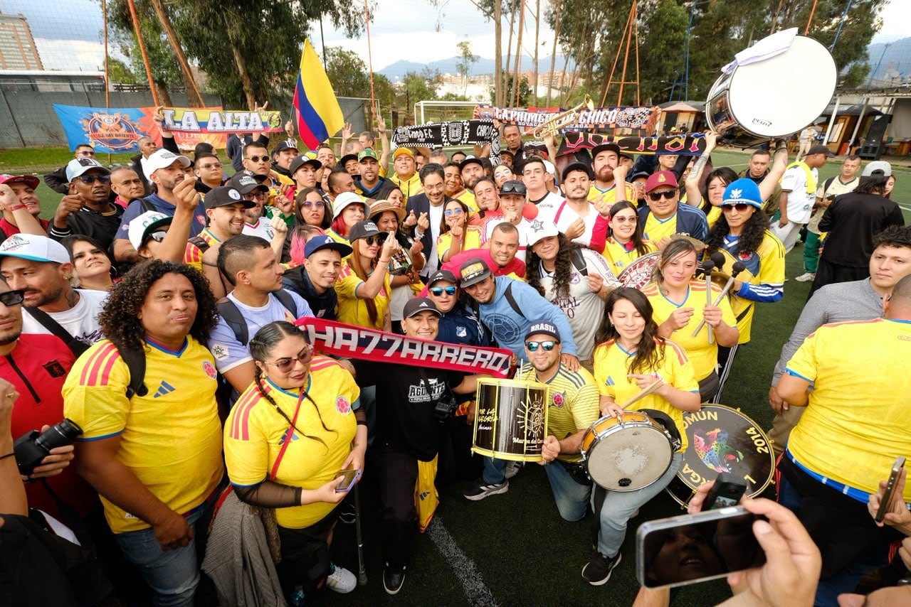 Iván Cepeda y Aída Quilcué recibieron la camiseta de la Selección Colombia como un obsequio por parte de las barras.