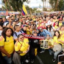 Iván Cepeda y Aída Quilcué recibieron la camiseta de la Selección Colombia como un obsequio por parte de las barras.