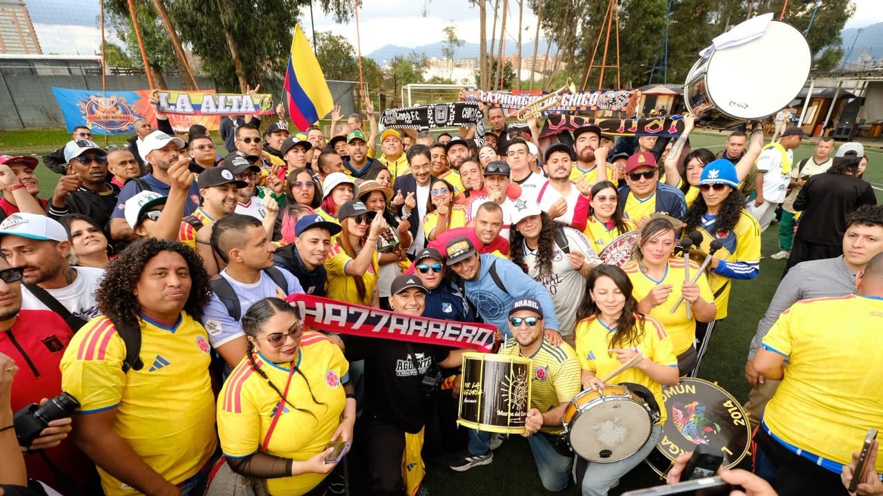 Iván Cepeda y Aída Quilcué recibieron la camiseta de la Selección Colombia como un obsequio por parte de las barras.