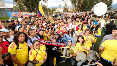 Iván Cepeda y Aída Quilcué recibieron la camiseta de la Selección Colombia como un obsequio por parte de las barras.