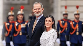 Letizia es la que manda
y no la han echado del
palacio porque sabe
información delicada de
la familia real, afirman
periodistas españoles
como Javier Bleda.